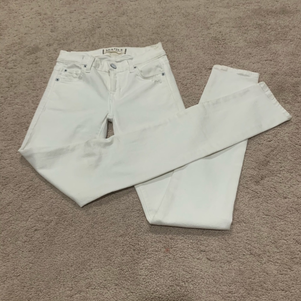 NWOT Elizabeth & James distressed skinny jeans